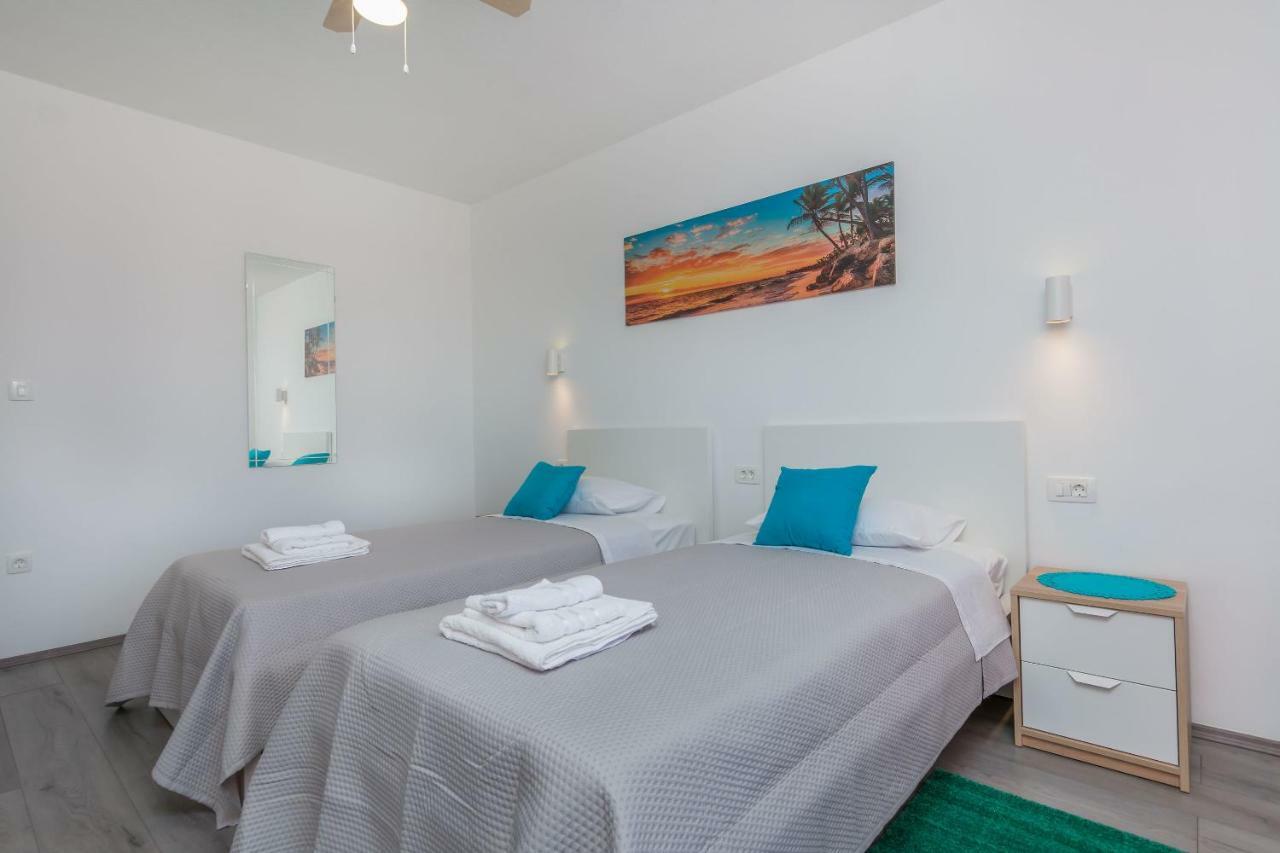 Apartment Adrian โอมิช ภายนอก รูปภาพ