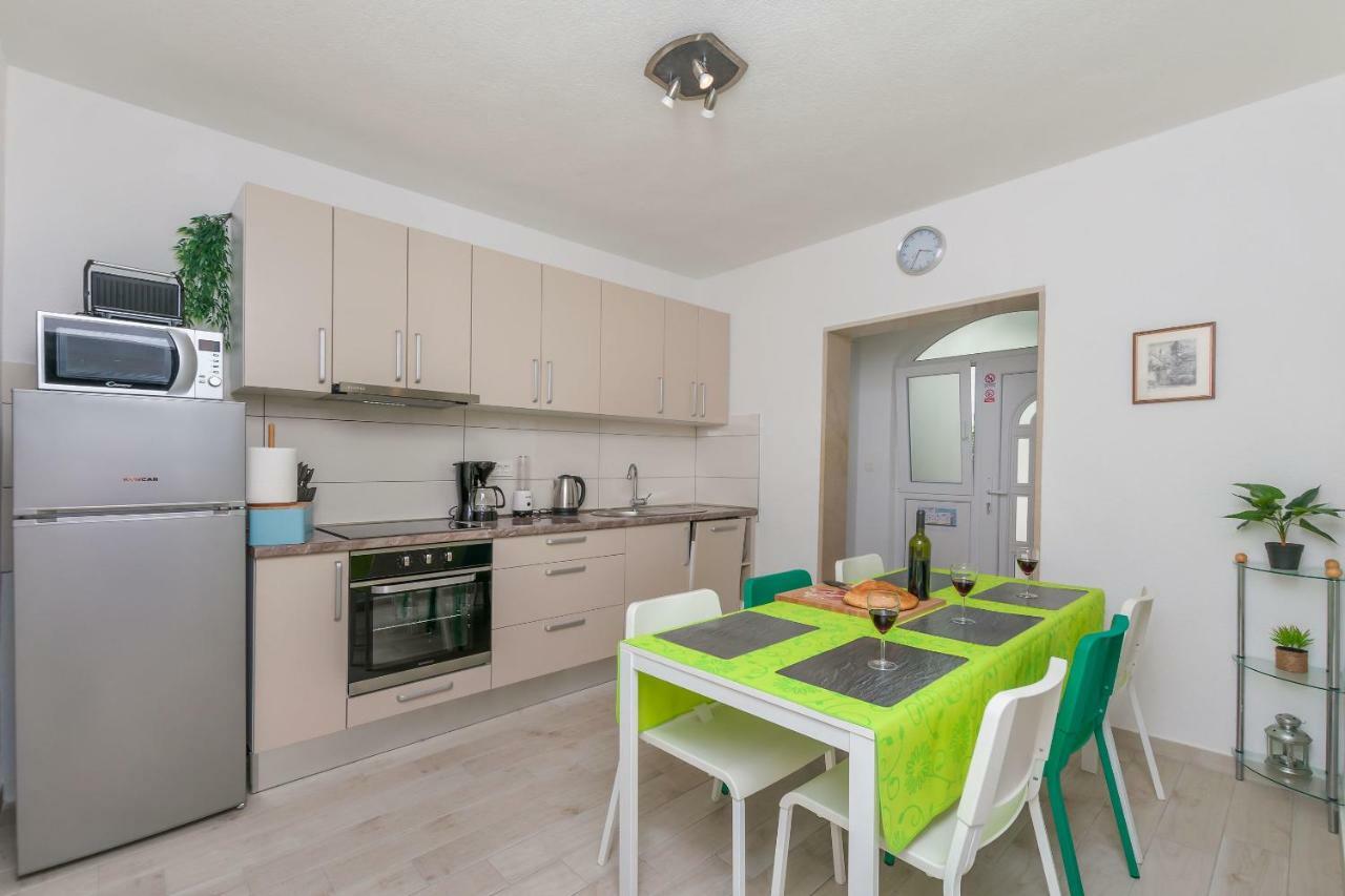 Apartment Adrian โอมิช ภายนอก รูปภาพ