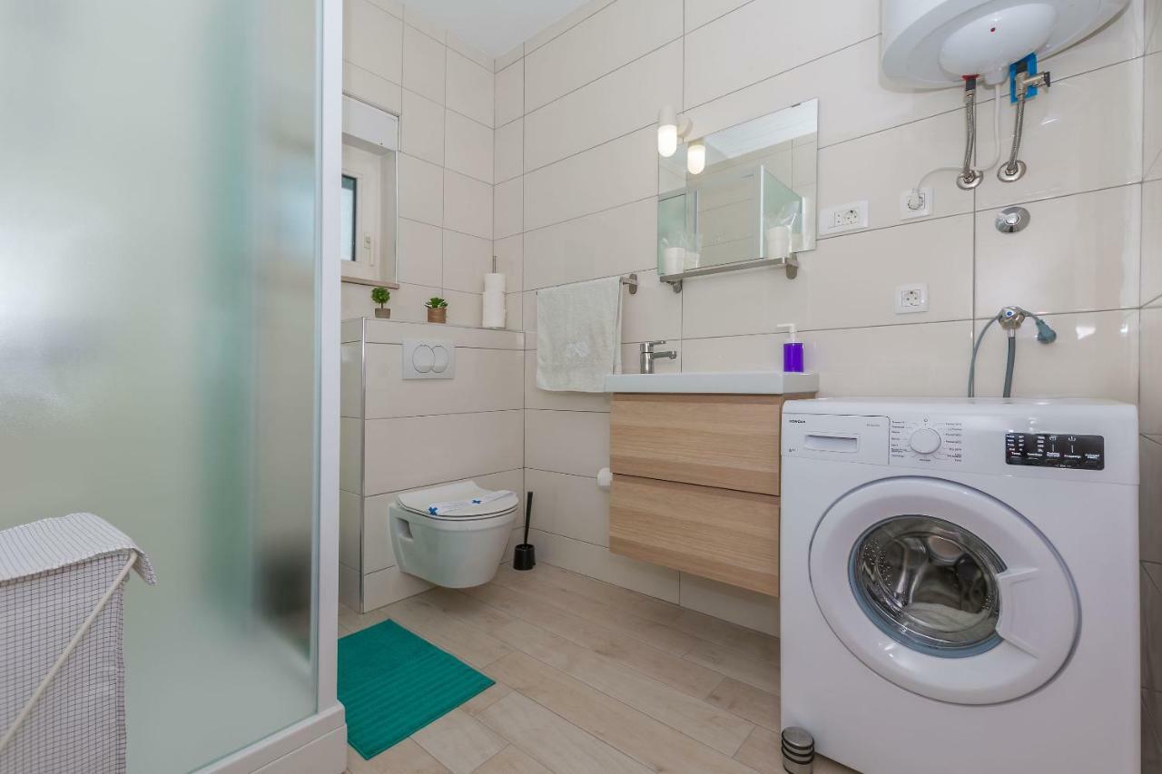 Apartment Adrian โอมิช ภายนอก รูปภาพ