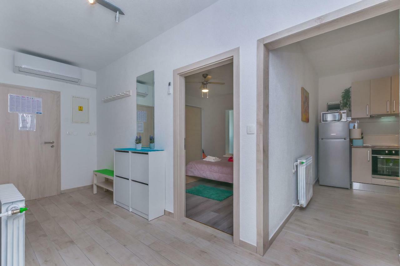 Apartment Adrian โอมิช ภายนอก รูปภาพ